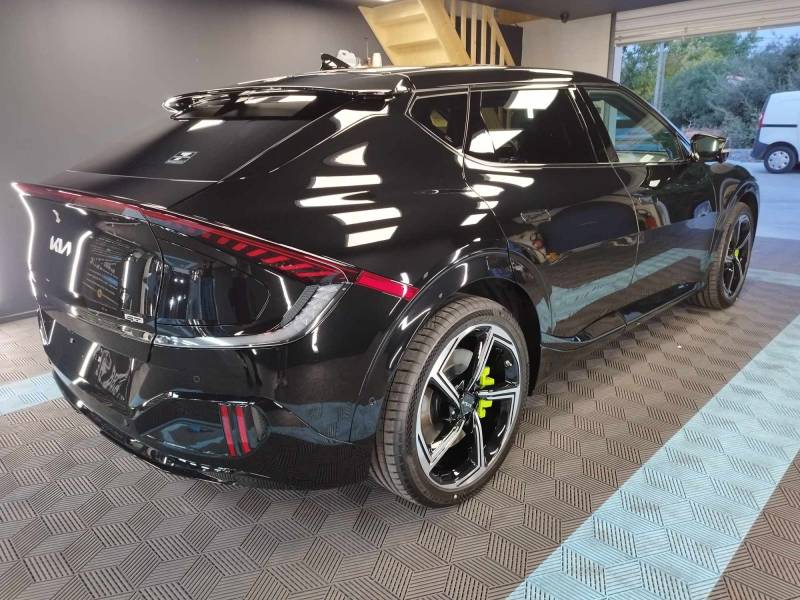 Polissage de voiture près de Arles 