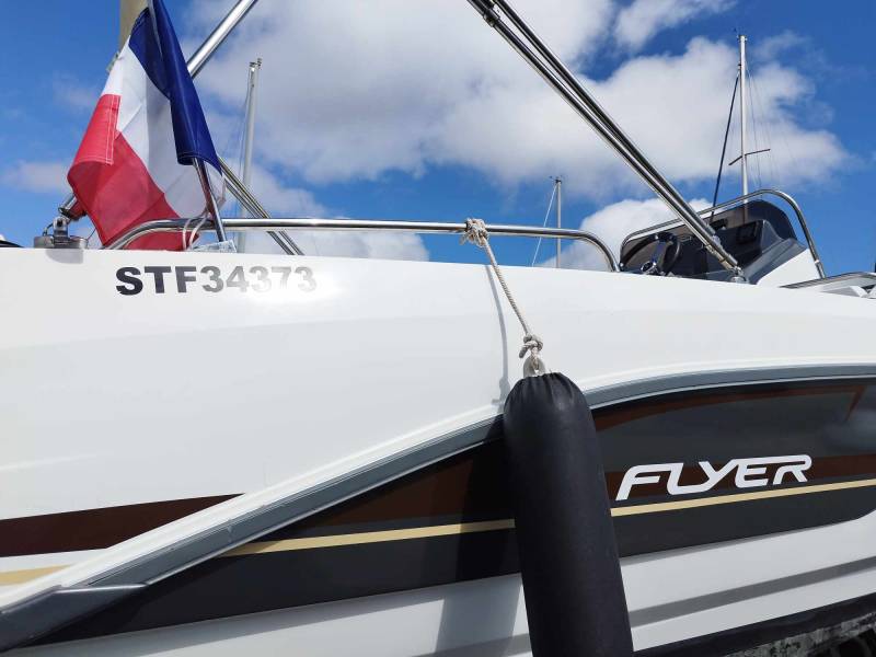 Polissage de bateau près de La Grande Motte 