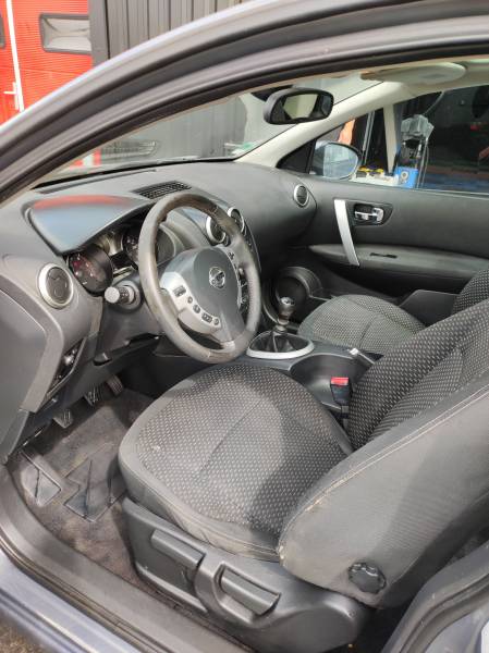 Lavage intérieur de voiture avec du vomi près de Nîmes dans le Gard 