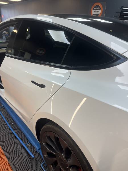 Vitre teintée pour voiture près de Nîmes dans le Gard 